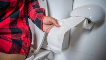 Foto colorida de homem pegando papel higiênico — Foto: 1 de 1 Foto colorida de h