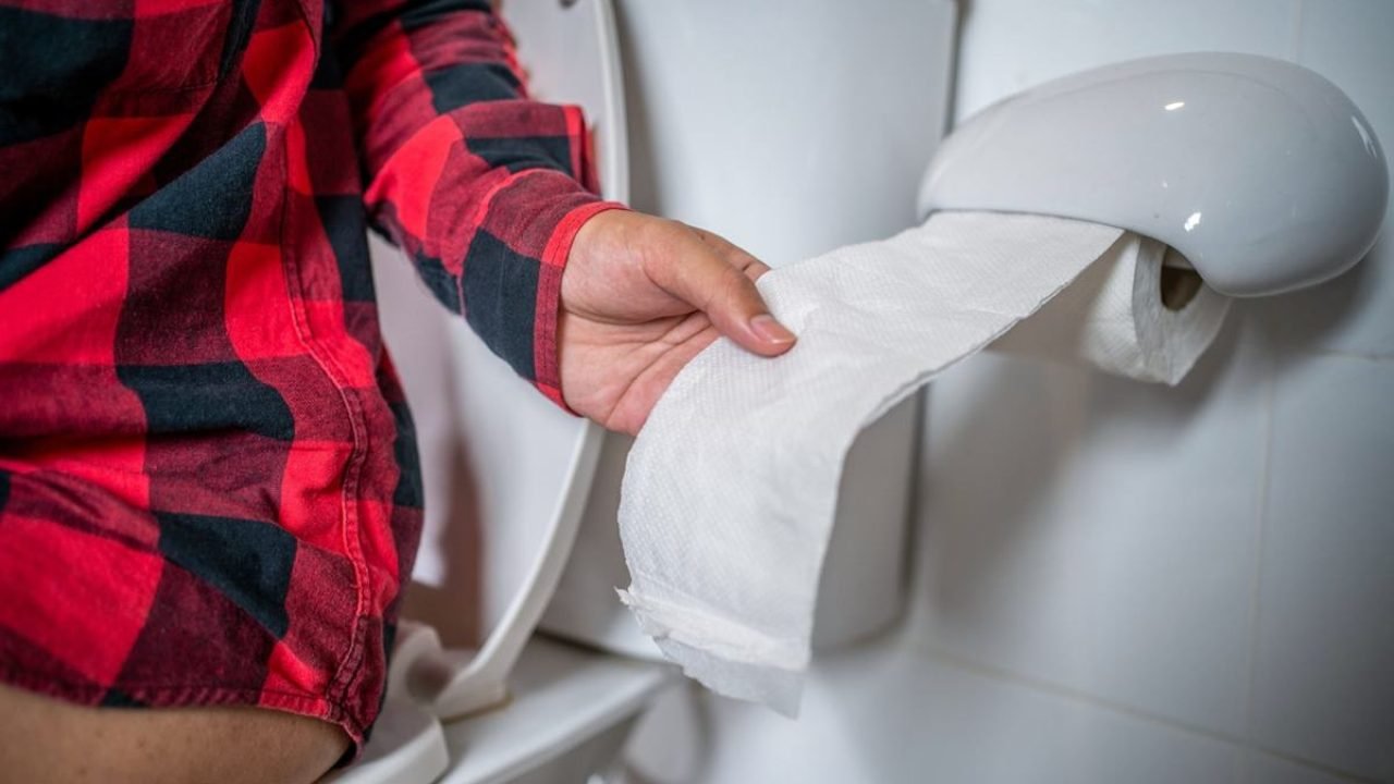 Foto colorida de homem pegando papel higiênico — Foto: 1 de 1 Foto colorida de h