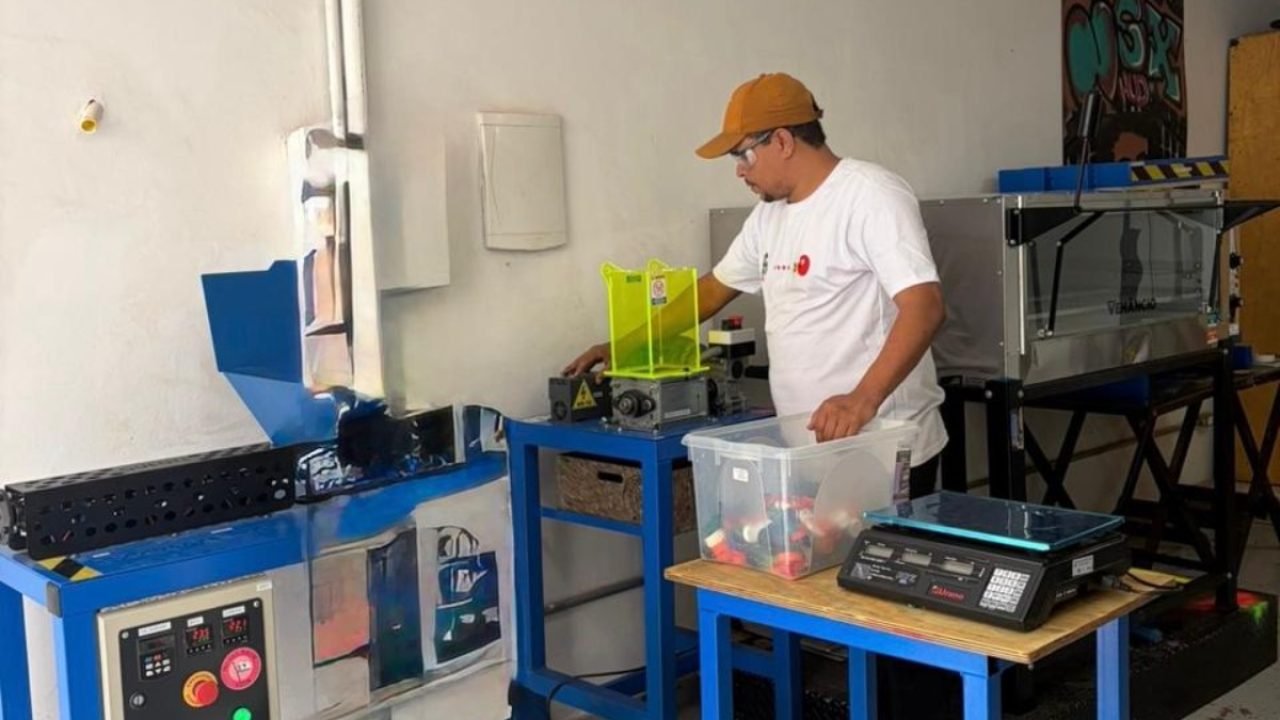 paulo-henrique-manuseia-a-trituradora-1200x800-1