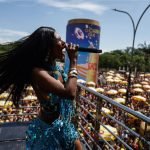 Foto: 1 de 1 Imagem colorida mostra Cantora Pocah agitando multidão de foliões n