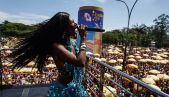 Foto: 1 de 1 Imagem colorida mostra Cantora Pocah agitando multidão de foliões n