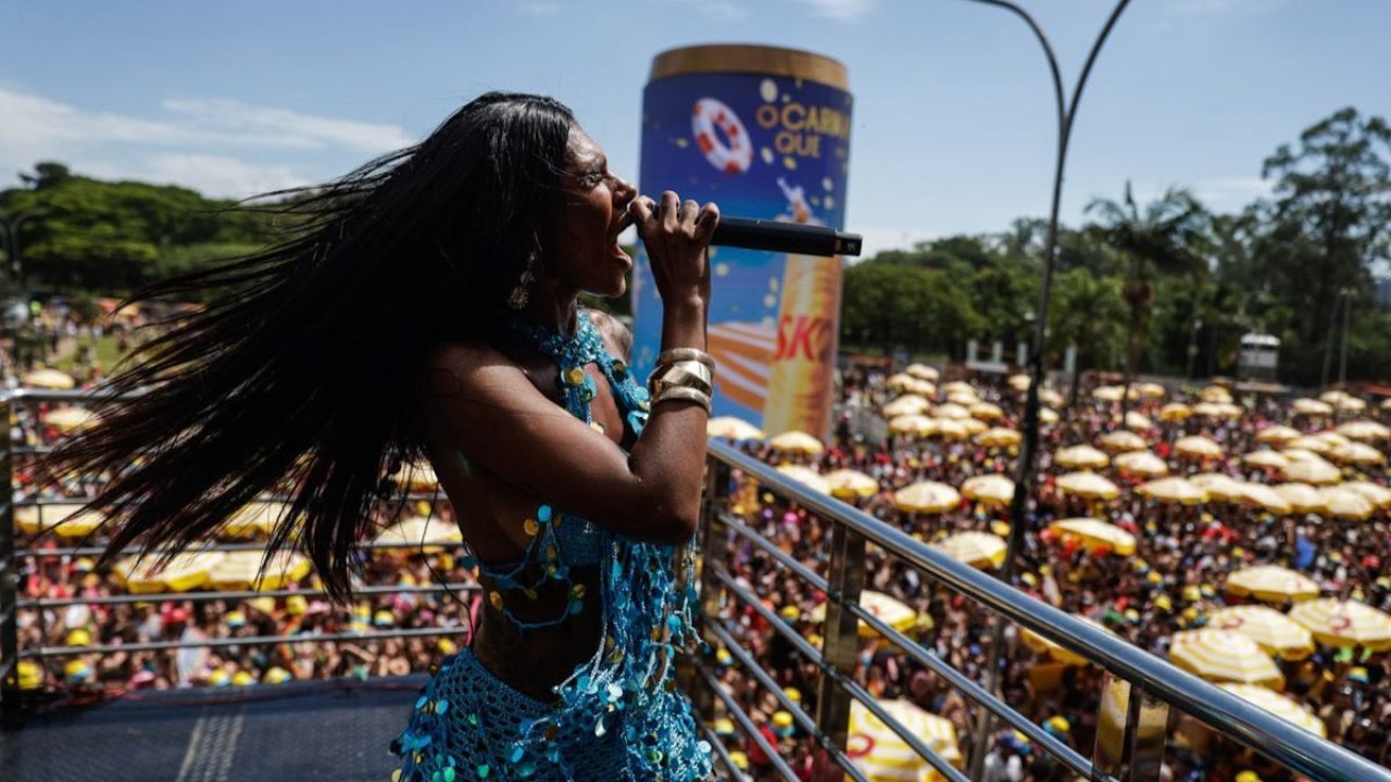 pocah-bloco-2 Foto: 1 de 1 Imagem colorida mostra Cantora Pocah agitando multidão de foliões n