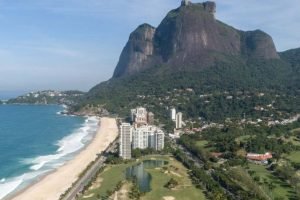 Vista da praia de São Conrado, local onde ocorreu o acidente com asa-delta — Fot