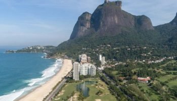 Vista da praia de São Conrado, local onde ocorreu o acidente com asa-delta — Fot