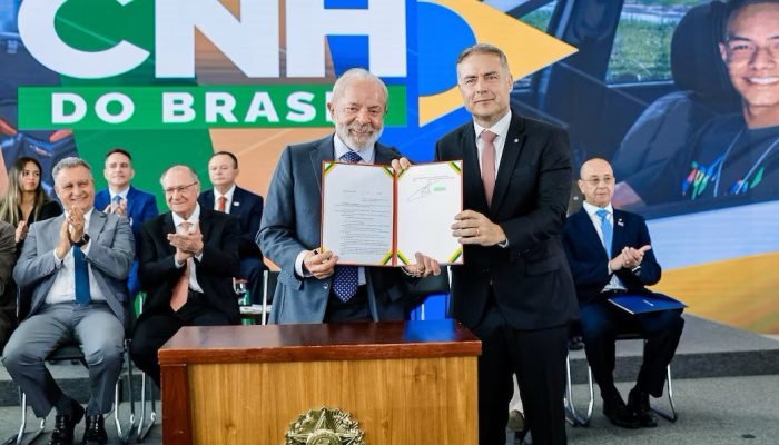 Governo lança 'CNH do Brasil' com aulas práticas reduzidas e subsídios, gerando debate sobre segurança