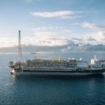 Na imagem, plataforma flutuante de produção de petróleo no pré-sal — Foto: Na im