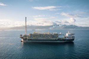 Na imagem, plataforma flutuante de produção de petróleo no pré-sal — Foto: Na im