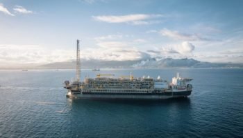 Na imagem, plataforma flutuante de produção de petróleo no pré-sal — Foto: Na im