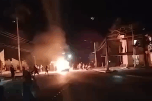 Manifestantes atacam sede do Partido Comunista em Morón durante protesto contra