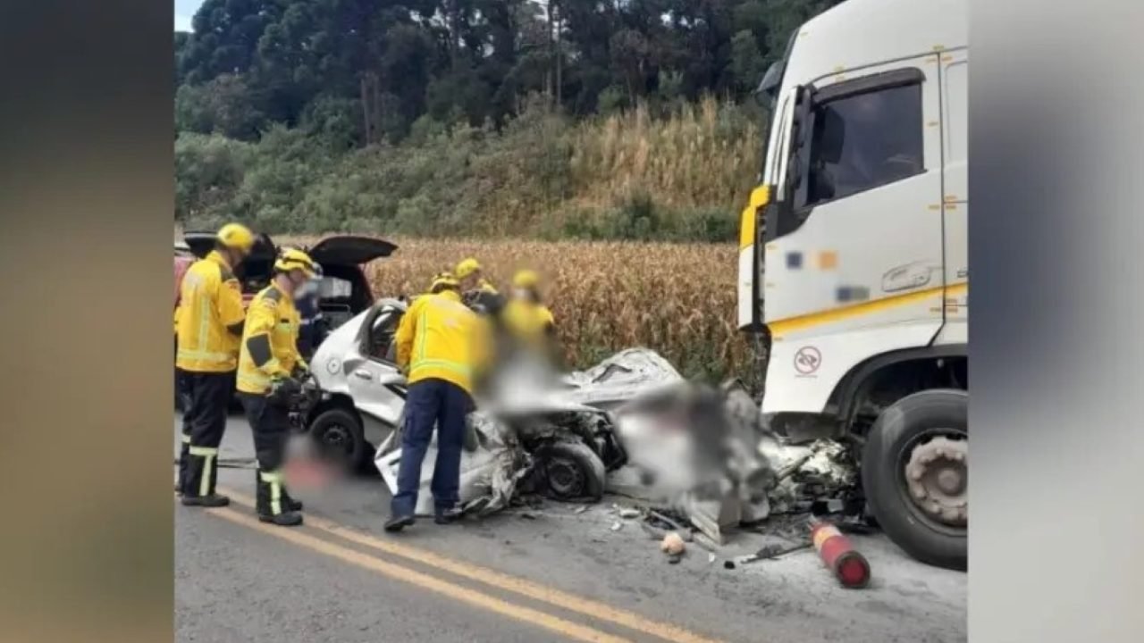 Imagem colorida mostra acidente que deixou quatro mortes em Santa Catarina. — Fo