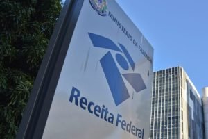 Foto: Na imagem, a placa de indicação do prédio da Superintendência da Receita F