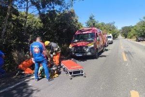 Carro encontrado na ribanceira onde ocorreu o acidente. — Foto: 1 de 1 ribanceir
