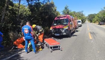 Carro encontrado na ribanceira onde ocorreu o acidente. — Foto: 1 de 1 ribanceir