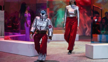 robos-humanoides-desfilando-848x477-1