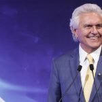 ronaldo-caiado-participa-do-debate-com-os-candidatos-a-presidente-do-brasil-para-a-eleicao-de-2026-no-evento-da-confederacao-nacional-da-industria-cni-metropoles-2-scaled-1