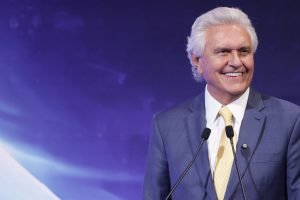 ronaldo-caiado-participa-do-debate-com-os-candidatos-a-presidente-do-brasil-para-a-eleicao-de-2026-no-evento-da-confederacao-nacional-da-industria-cni-metropoles-2-scaled-1