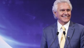 ronaldo-caiado-participa-do-debate-com-os-candidatos-a-presidente-do-brasil-para-a-eleicao-de-2026-no-evento-da-confederacao-nacional-da-industria-cni-metropoles-2-scaled-1