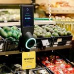 Abacates atrás em supermercado — Foto: 1 de 1 Scanner com abacates atrás em supe