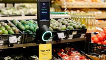 Abacates atrás em supermercado — Foto: 1 de 1 Scanner com abacates atrás em supe