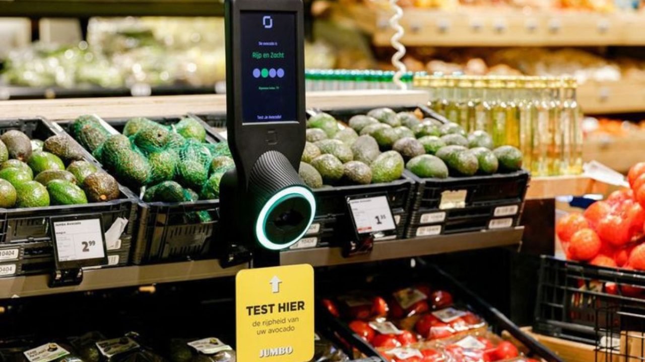 Abacates atrás em supermercado — Foto: 1 de 1 Scanner com abacates atrás em supe