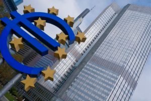 Foto: Monumento do símbolo do Euro, moeda da União Europeia, em frente à Eurotow