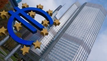 Foto: Monumento do símbolo do Euro, moeda da União Europeia, em frente à Eurotow