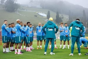 Jogadores da Seleção Brasileira e comissão técnica em treino na Granja Komary -