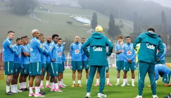 Jogadores da Seleção Brasileira e comissão técnica em treino na Granja Komary -