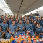 Jogadores da Seleção Brasileiro dentro do avião antes da viagem para os Estados