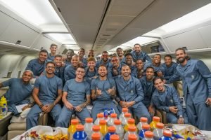 Jogadores da Seleção Brasileiro dentro do avião antes da viagem para os Estados