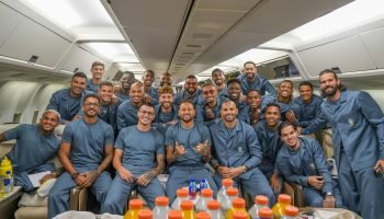 Jogadores da Seleção Brasileiro dentro do avião antes da viagem para os Estados