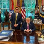 Senador Flávio Bolsonaro ao lado do presidente Donald Trump, na Casa Branca — Fo