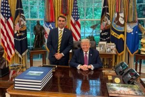 Senador Flávio Bolsonaro ao lado do presidente Donald Trump, na Casa Branca — Fo