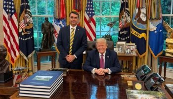 Senador Flávio Bolsonaro ao lado do presidente Donald Trump, na Casa Branca — Fo