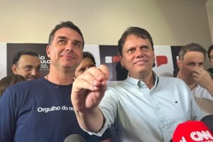 tarcisio-de-freitas-e-flavio-bolsonaro-juntos-em-evento-no-interior-de-sp