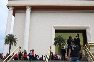 Templo de Salomão com pessoas na frente — Foto: 1 de 1 Templo de Salomão com pes