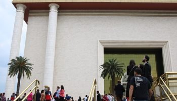 Templo de Salomão com pessoas na frente — Foto: 1 de 1 Templo de Salomão com pes