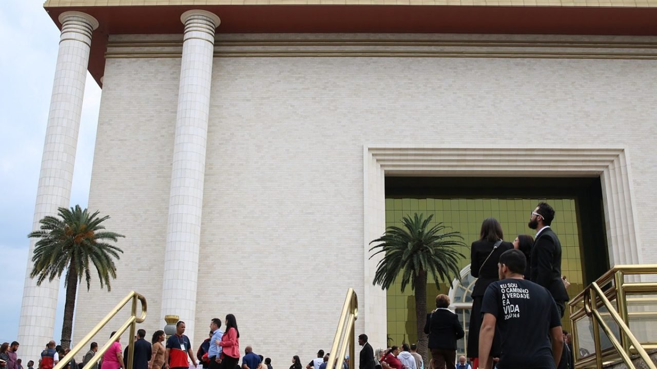 Templo de Salomão com pessoas na frente — Foto: 1 de 1 Templo de Salomão com pes