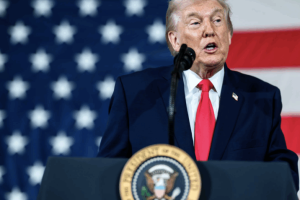 Foto: Trump anuncia novo aumento da tarifa sobre produtos estrangeiros de de 10%