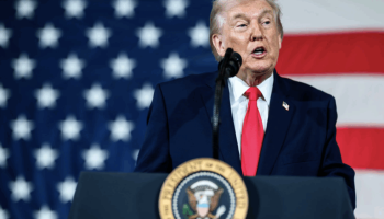 Foto: Trump anuncia novo aumento da tarifa sobre produtos estrangeiros de de 10%