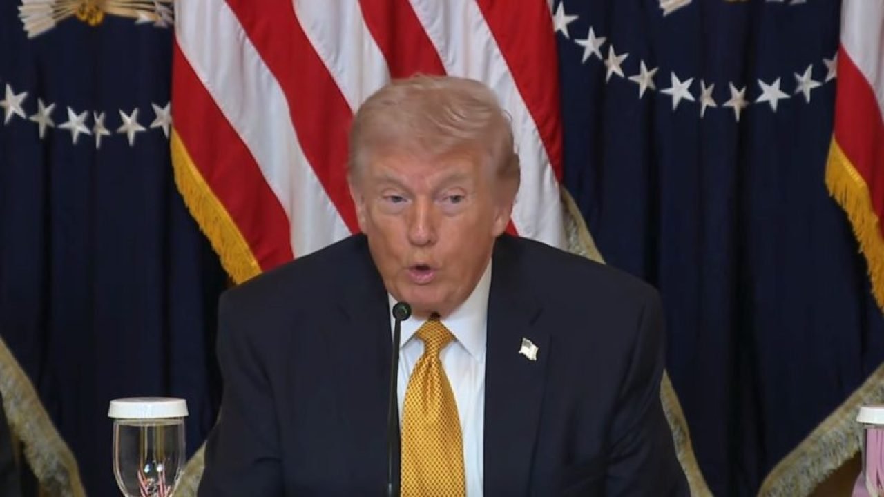 Foto: Na imagem, o presidente Donald Trump discursa em almoço com o conselho do