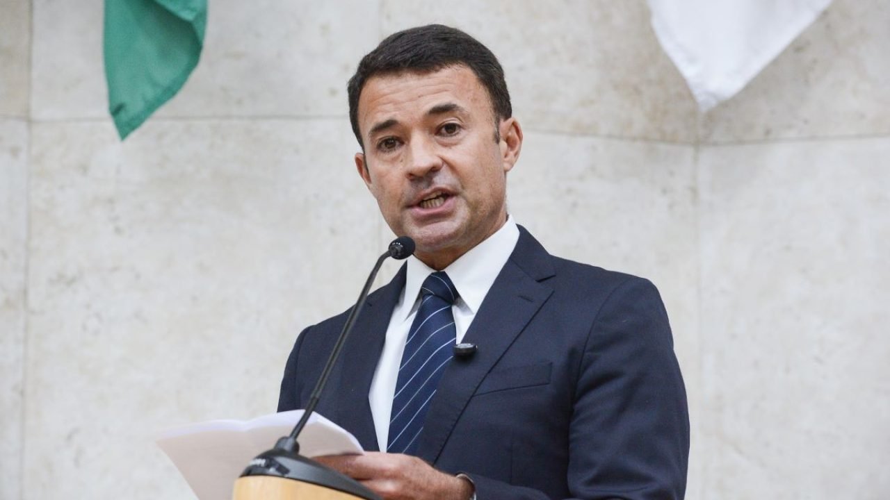 vice-ricardo-mello-araujo-em-posse-na-camara-de-sp Foto: 1 de 1 Foto colorida do vice-prefeito Ricardo Mello Araújo - Metrópoles -