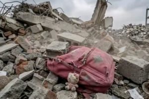 Foto: Na imagem que parece ter sido criada com ajuda de IA, uma mochila sobre os