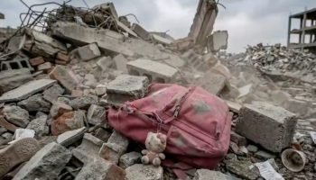 Foto: Na imagem que parece ter sido criada com ajuda de IA, uma mochila sobre os