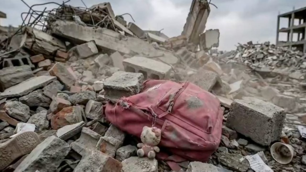 Foto: Na imagem que parece ter sido criada com ajuda de IA, uma mochila sobre os