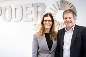 Na imagem, Marcela Coelho e Mello Souza e Henrique Petersen Paiva na Redação do