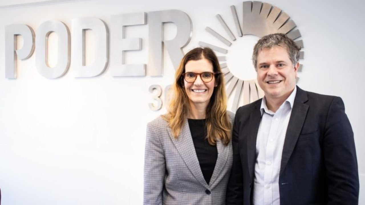 Na imagem, Marcela Coelho e Mello Souza e Henrique Petersen Paiva na Redação do