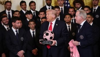 Foto: 1 de 1 Donald Trump ao lado de Lionel Messi e elenco do Inter Miami - Foto