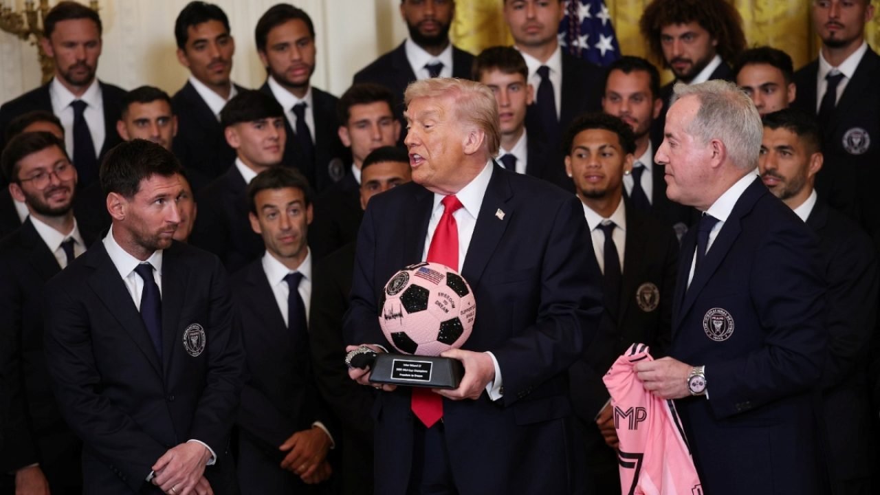 Foto: 1 de 1 Donald Trump ao lado de Lionel Messi e elenco do Inter Miami - Foto