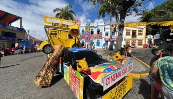 Foto: Cena do filme 'O Agente Secreto' onde o ator Wagner Moura aparece com um c